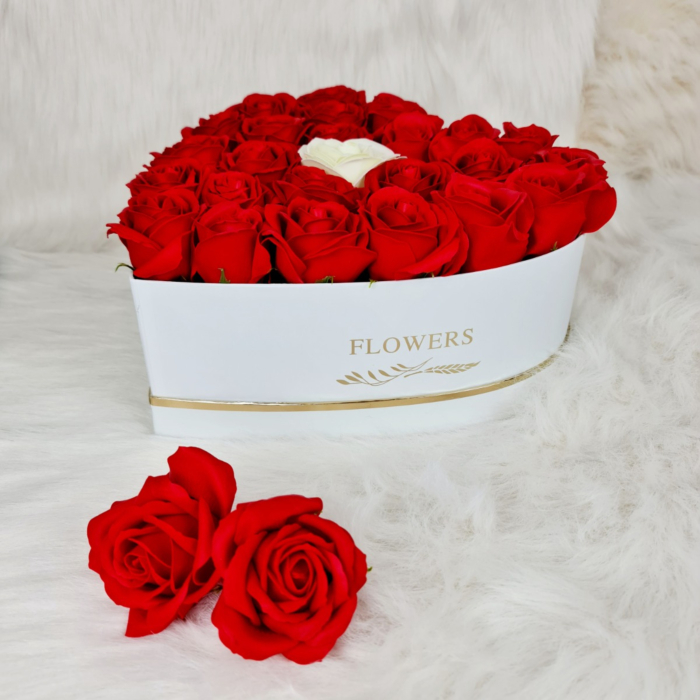 Aranjament floral inima cu 21, 30, 40 trandafiri parfurmati de sapun rosii si unul alb