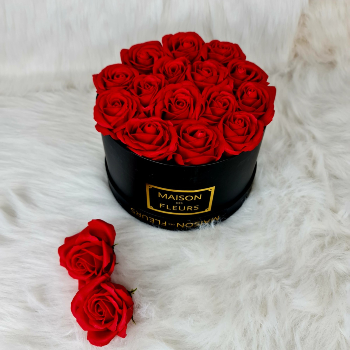Aranjament floral cu 21, 35, 45, 59 trandafiri parfumati de sapun rosii in cutie rotunda