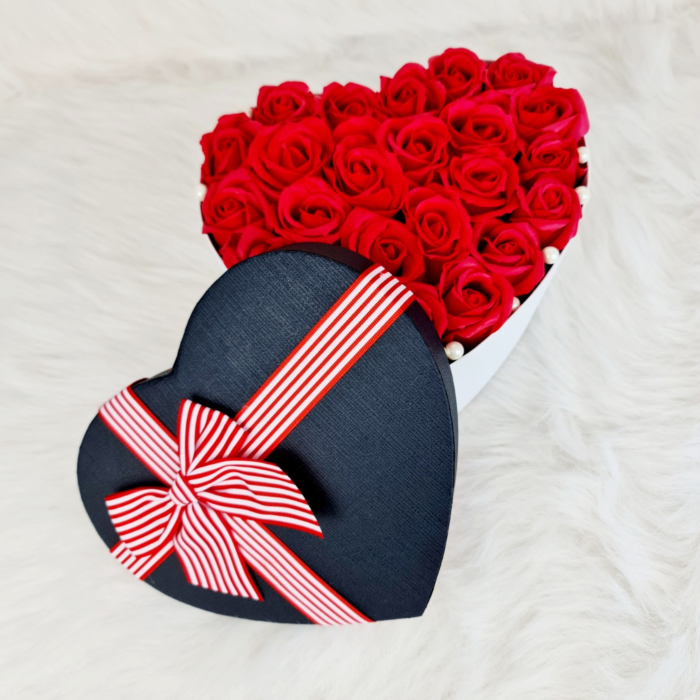 Aranjament floral inima cu 15, 21, 27 trandafiri parfurmati de sapun rosii