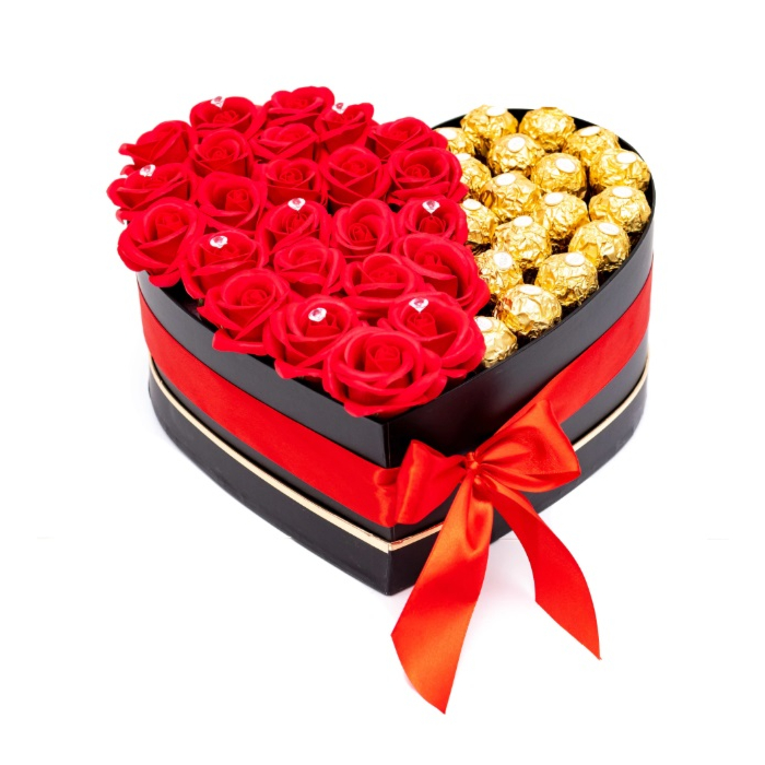Aranjament floral inima din 24 trandafiri cu Ferrero Red Love