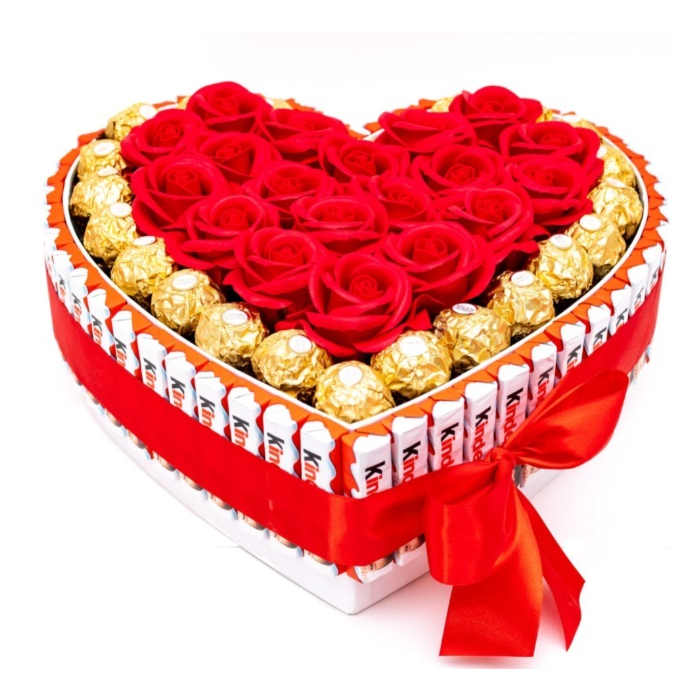Aranjament floral inima din 19 trandafiri cu Kinder Ferrero Love