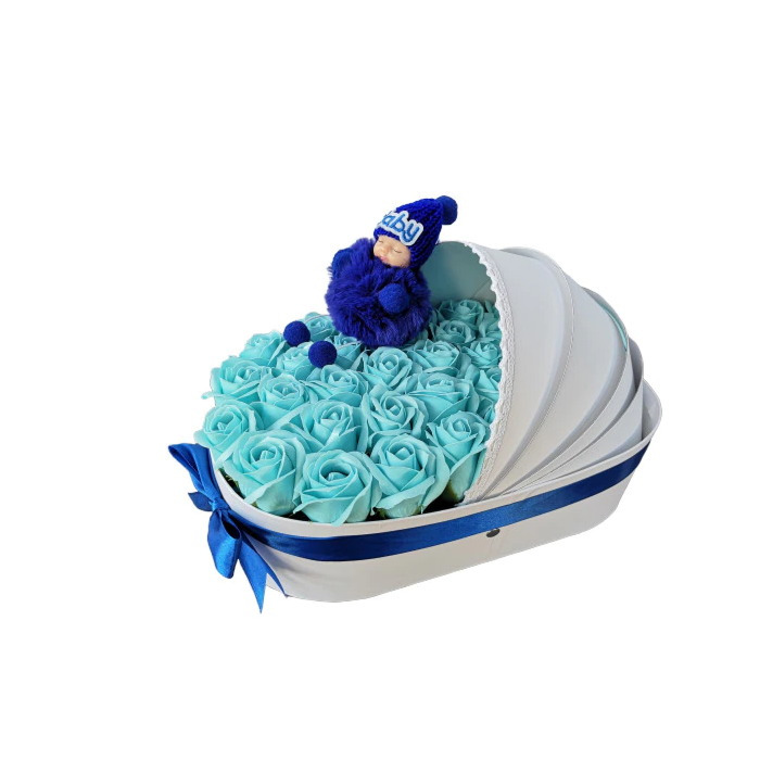 Landou cu trandafiri sapun, DADY, trandafiri albastri bebe, aranjament floral in cutie alba carton, lungime 32 cm