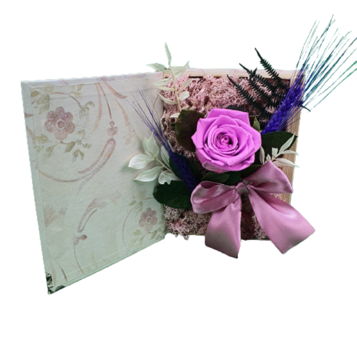Aranjament floral cu trandafir criogenat si flori stabilizate sub forma de carte