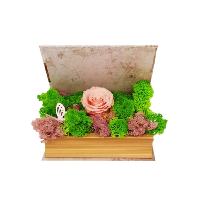 Aranjament tip carte trandafir criogenat pe pat de licheni 