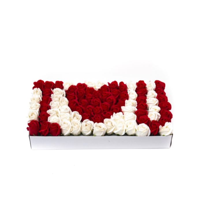 Aranjament floral "I love you" cu 75 trandafiri parfumati de sapun albi si rosii, 46x25cm