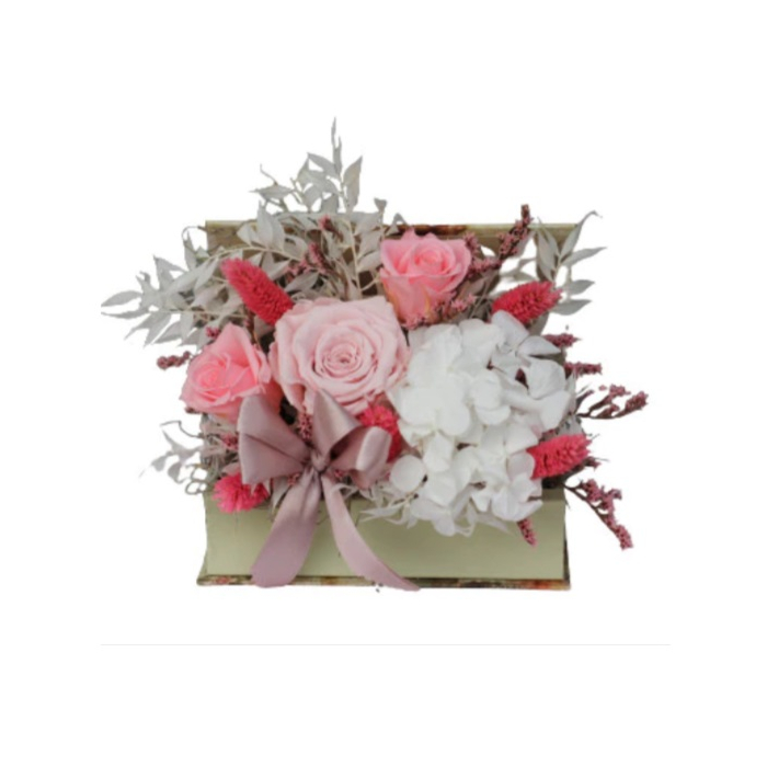 Aranjament floral cu trandafir criogenat roz si hortensie stabilizata