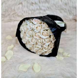 Buchet cu 33 trandafiri albi de sapun-1