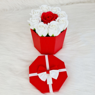 Aranjament floral in cutie hexagon cu 11 trandafiri -1