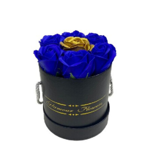 Aranjament floral cu 7 trandafiri parfurmati de sapun in cutie rotunda cu sfoara-1