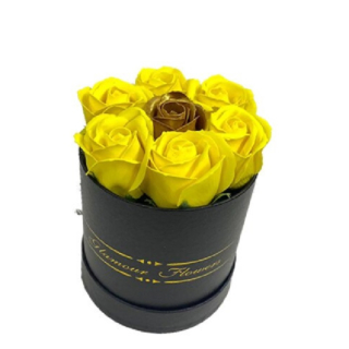 Aranjament floral cu 7 trandafiri parfurmati de sapun in cutie rotunda cu sfoara-1