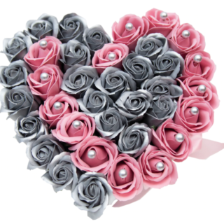 Aranjament floral inima cu trandafiri de sapun parfumati si perle decorative