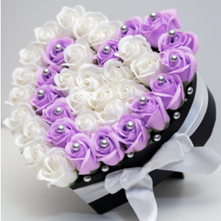 Aranjament floral inima cu trandafiri de sapun parfumati si perle decorative