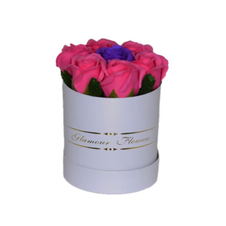 Aranjament floral Glamour Flower cutie rotunda cu 7 trandafiri sapun0
