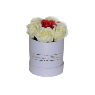 Aranjament floral Glamour Flower cutie rotunda cu 7 trandafiri sapun0