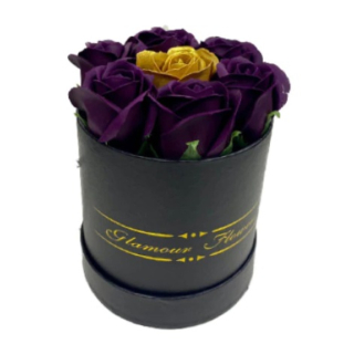 Aranjament floral cu 7 trandafiri parfurmati de sapun in cutie rotunda cu sfoara-1