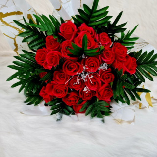 Buchet cu 27 de trandafiri rosii din sapun -1