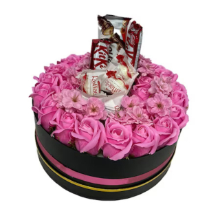 Aranjament Floral - Cutie Rotunda cu 27 Trandafiri din Sapun si Delicii-1