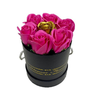 Aranjament floral cu 7 trandafiri parfurmati de sapun in cutie rotunda cu sfoara-1