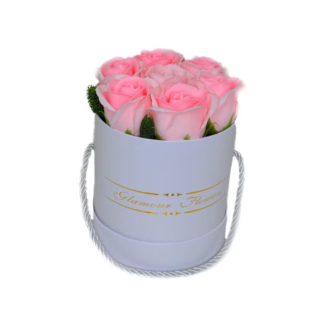 Aranjament floral Glamour Flower cutie rotunda cu 7 trandafiri sapun0