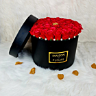 Aranjament floral cu 17, 27, 39, 53 trandafiri parfumati de sapun rosii in cutie rotunda cu perle
