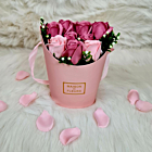 Aranjament floral cu 9 trandafiri parfumati de sapun roz in cutie cilindrica roz cu sfoara