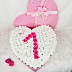 Aranjament floral inima cu cifra 1 din trandafiri parfumati de sapun albi si roz
