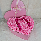 Aranjament floral inima litera M cu 99, 119, 149 trandafiri parfumati de sapun roz