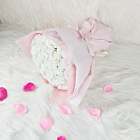 Buchet cu trandafiri albi hartie de fundal roz