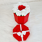 Aranjament floral in cutie hexagon cu trandafiri albi